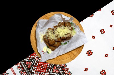 Закуска к пиву чесночные гренки в ресторане молдавской кухни Casa Maria в Москве